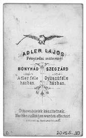 Azonban a kép az 1855-ben született Kelemen Aurórát és barátnőit ábrázolja, és a szőnyeget, a berendezéseket, a lányok életkorát vizsgálva már a szekszárdi műterem a készítés helyszíne.