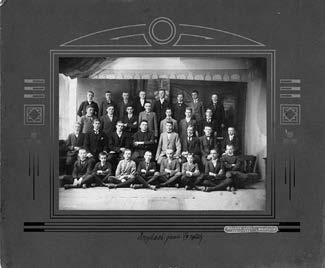 VII. osztályos gimnazisták 1915-ben A gimnazistákról készült felvételen jól látszik a műterem szerkezete, az oldalsó és felső világítás.