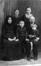 A Lützenburger-család az 1930-as évek elején Eleinte gázfénypapírt, zselatinos napfénypapírt, majd zselatinos előhívó papírt használt.