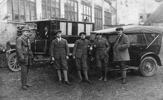 Béla névre keresztelt, de mindenki által Albertként ismert fiuk Kolb Ferencnél tanulta meg a fényképészmesterséget, a tanoncszerződés szerint 1919 1922 között.