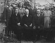 A Stoll család 1943-ban. Elöl: Stoll Ferencné Strigencz Etel, özv. Stoll Jakabné, Stoll Ferenc.