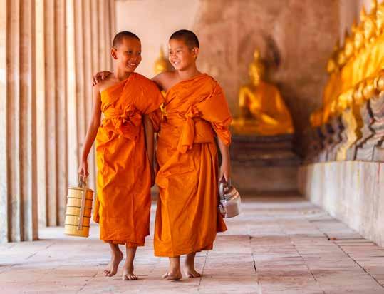 A 12 méter magas, aranyozott ülő Buddha szobor és a templomegyüttes egy kb. százméteres hídon megközelíthető, aprócska szigeten áll.