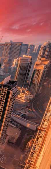 Zayed Sejk mecset, Abu Dhabi. hajóvitorlát formázó épületcsoport messziről látszik a nyílt vízről.