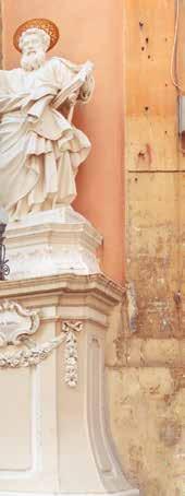 ahol Gaudi és családja is élt. A program talán legkiemelkedőbb látnivalója, Gaudi máig befejezetlen mesterműve a Sagrada Família azaz a Szent Család-templom megtekintése.