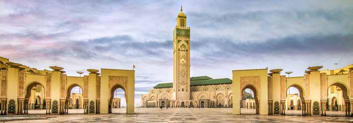 000 hívő befogadására képes, tetejéről éjszaka Mekka irányába világít a fény. Casablanca tengerparti sétányán, a Corniche-on található az éjszakai és a társasági élet központja.