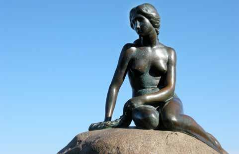 A szobortól nem messze található a Gefion szökőkút. Továbbutazás az Amalienborg épületegyütteshez: négy egyforma palotából áll, amelyek egy nyolcszögű teret vesznek körül, közepén V.