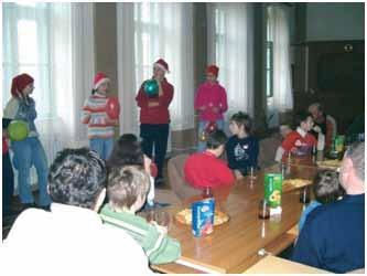 децом радника школе дочекују Деда Мраза, децембар 2005.