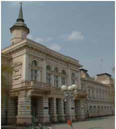 Ушушкала се с једне стране Православним храмом Светог Великомученика Георгија, Економском школом, Католичком црквом, с друге стране Гимназијом, а чело ње је Општина - зграда лепотица, наслоњена на