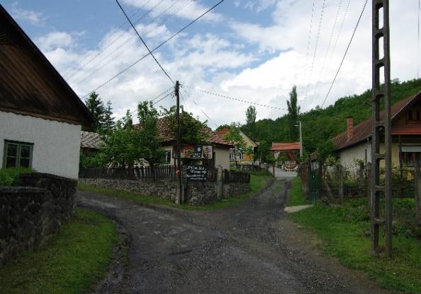 beépítés a jellemző, a telken belüli elhelyezkedés pedig az utcára merőleges rendszerű.