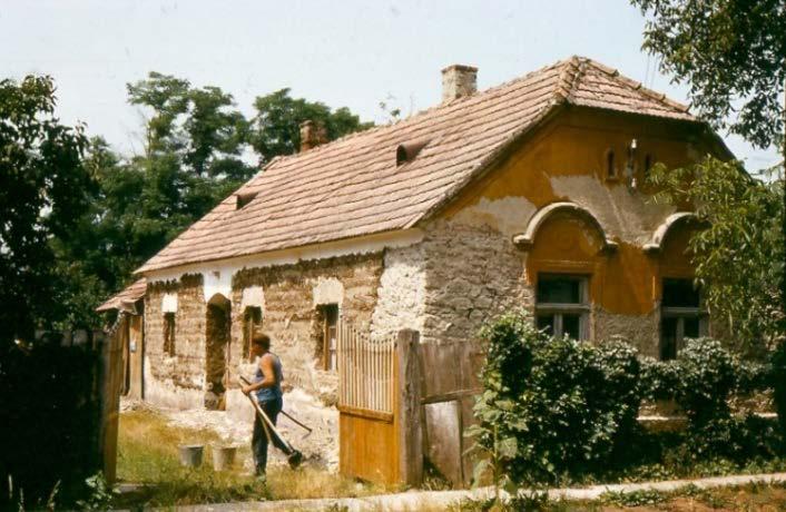 24 MAI PÉLDÁK Régi, népi építészeti karaktert hordozó épületek felújítása 6 Előtte Utána