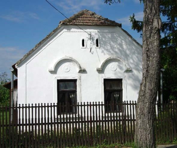 Mára a helyzet annyiban változott, hogy két utca alkotja a község tengelyét, a főutca szerepű Kossuth Lajos valamint a Hársfa utca. E két hosszanti utcát három másik köti össze.
