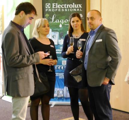 Ezután áttért arra a kérdésre, hogy mi a mosoda feladata a megrendelővel szemben (korrekt áron tisztára mosott és fertőtlenített textíliát szállítani a megrendelőnek, biztosítani ehhez a megfelelő