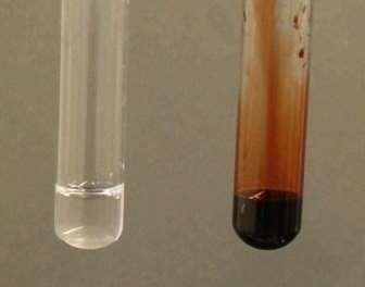 elektronegativitás különbség a kapcsolódó atomok között, ill. a molekula aszimmetrikus, V alakú, a kötésszög kb.