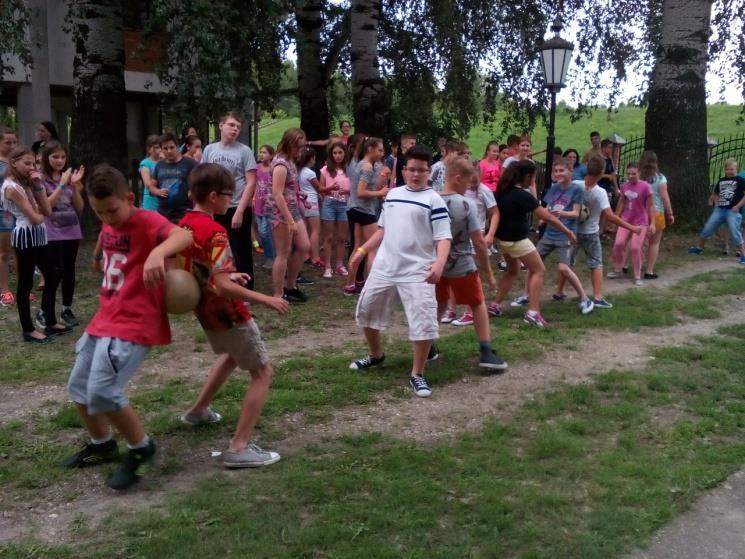 Később ismerkedős játékokat játszottunk. Miután kellőképpen megismertük egymást ügyességi játékok következtek.