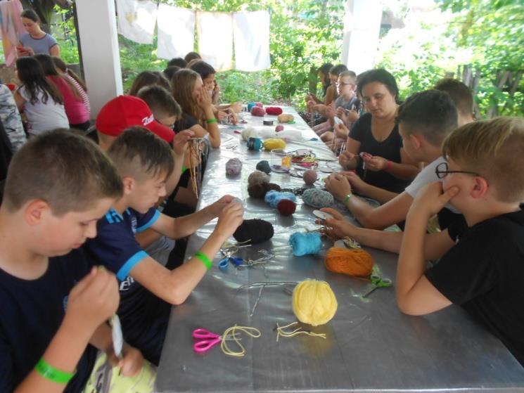 A zászlót egy vászonra temperával festettük. A munkából mindenki kivette a részét és gyorsan elkészült.