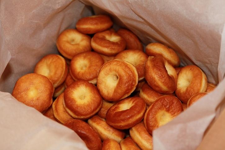 Ennek jegyében jóízűen népdaloztunk Berkesi Sándor ihletett kíséretével, néptáncoltunk ifjú tanárunk, Vajda Eszter vezetésével.