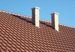A szabvány előírásoknak messzemenően megfelelő háromszoros biztonság mellett a vágott tetőcserepek alkalmazása