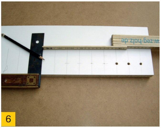 6,) Következő lépésben elkészítjük a fúrósablont a sorozatfuratok fúrásához. Ehhez szükségünk lesz egy kb. 500 mm hosszú, 100 mm széles és legalább 15 mm vastag deszkára.