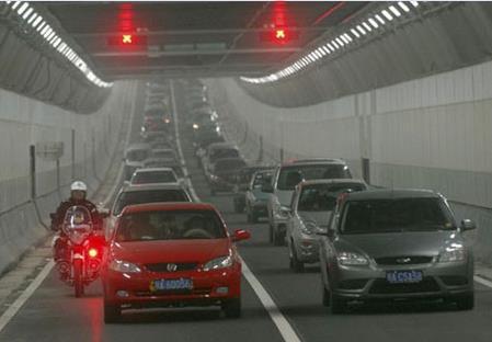 Alagúttűz Tűzgörbék Menekülést segítő megoldások A védett tér építményszerkezetei az MSZ 1363-2 szabvány szerinti szénhidrogén tűzgörbe vagy a RABT ZTV közúti alagúttűz tűzgörbe szerinti vizsgálattal