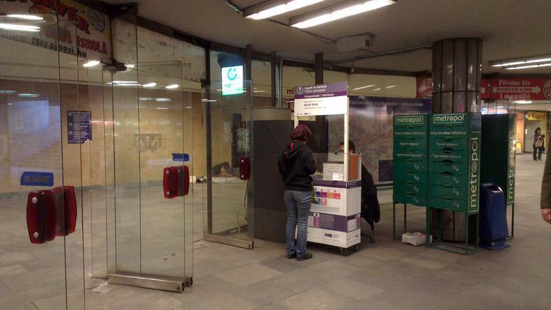Felszín alatti vasútvonal A felszín alatti vasútvonal területén robbanásveszélyes osztályba tartozó anyagok nem tárolhatók, kivéve, amelyek a folyamatos karbantartáshoz, üzemeltetéshez szükségesek,