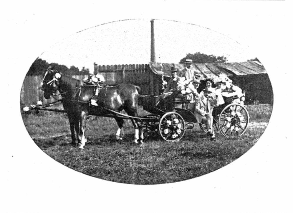 AZ 1907-ES DEBRECENI VIRÁGKOCSI-KORZÓ 1. kép Virágokkal díszített kocsi az 1907-es korzón. I. 15 jeivel az a tengernyi nép, mely a fasorok utait elözönlötte.