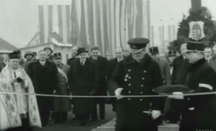 Ennek kiváltására mindenféleképpen egy vasútvonalat kellett építeni, amit Szeretfalva és Déda között el is készült. Horthy Miklós kormányzó 1942.