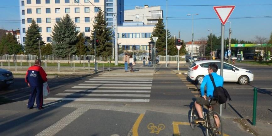 Javasoljuk felülvizsgálni az elkészült szakasz felfestésének geometriáját, és a szükséges helyeken kiskorrekciók végrehajtását megvalósítani. Továbbá javasoljuk megvizsgálni a sávelhúzások (pl.: 53.