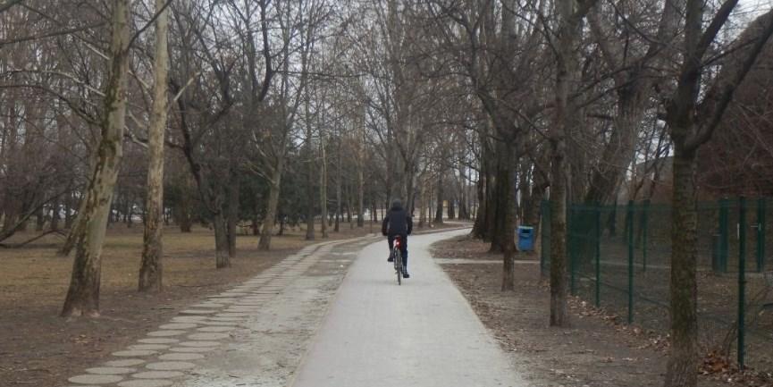 A kerékpárút a gyakorlatban gyalog kerékpárútként funkcionál, mivel a mellette kialakított, gyalogosoknak szánt felület nem alkalmas funkciója betöltésére, így előfordulnak gyalogos és kutyás