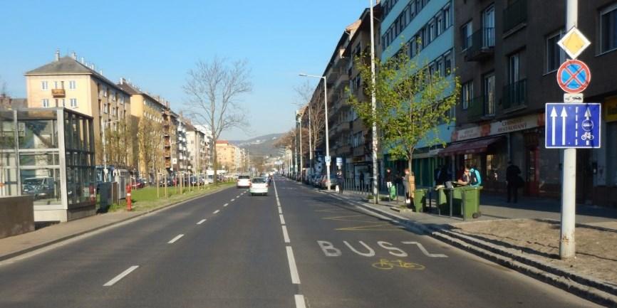 Javasolt fejlesztés Javasoljuk önálló kerékpárút kialakítását a zöldterületen, azonban a jövőbeni parkolásszabályozás függvényében vizsgálható a forgalomcsillapított, esetleg az irányhelyes