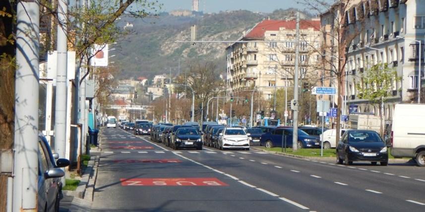 évben történt felújítása során mindkét irányba kerékpáros buszsáv került kialakításra a Fehérvári út és a Nagyszőlős utca között, azonban ettől nyugatra az Október huszonharmadika utca, Irinyi József