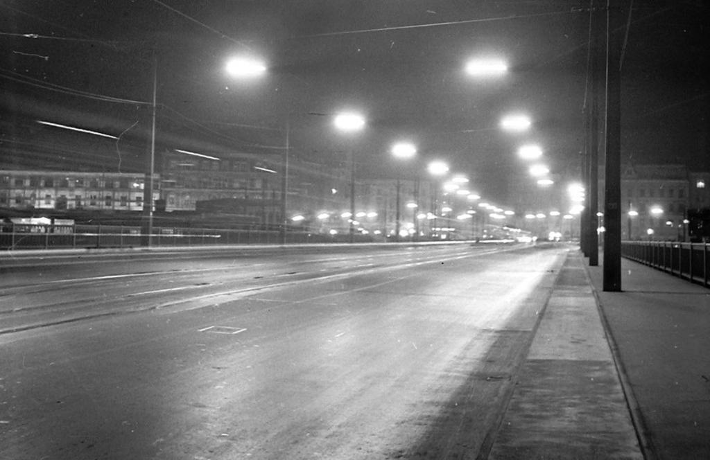 73. ábra: Irányhelyes kerékpárút a Petőfi hídon, 1969 [fortepan.hu] Karinthy Frigyes út Jelenlegi állapot, problémák Teljes hosszában kétoldali irányhelyes kerékpársávok találhatók.