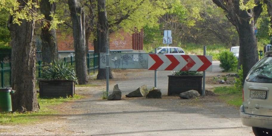 Az alábbi utcák esetében is javasoljuk a kétirányú megnyitás lehetőségének részletesebb vizsgálatát: Fadrusz utca: A jelenleg egyirányú Fadrusz utca megnyitása kétirányú kerékpározásra, illetve a