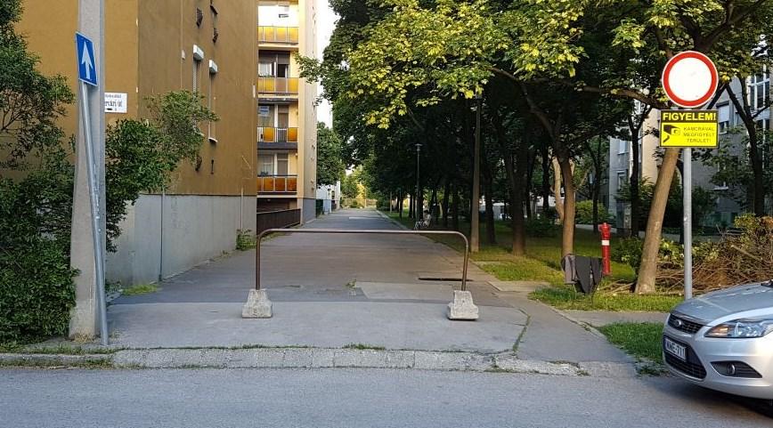 kapcsolat akadálymentesítését (parkolás módosítása) és rendezését.