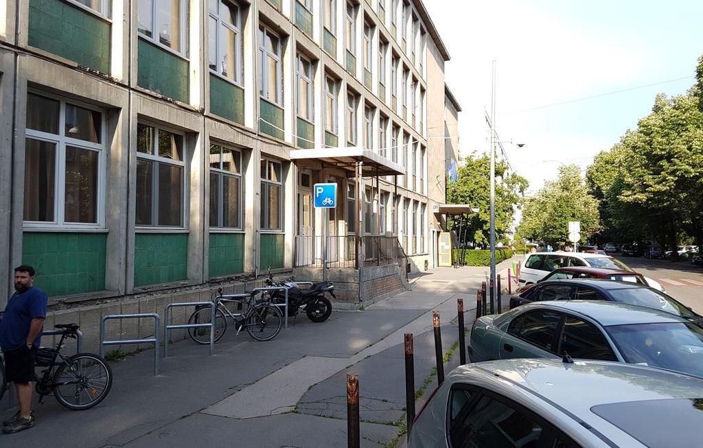 Javasolt fejlesztés Jelzésekkel, kiskorrekciókkal szükséges fejleszteni az iskola megközelítését a szomszédos utcákból. Javasoljuk bővíteni a kerékpártárolók számát.
