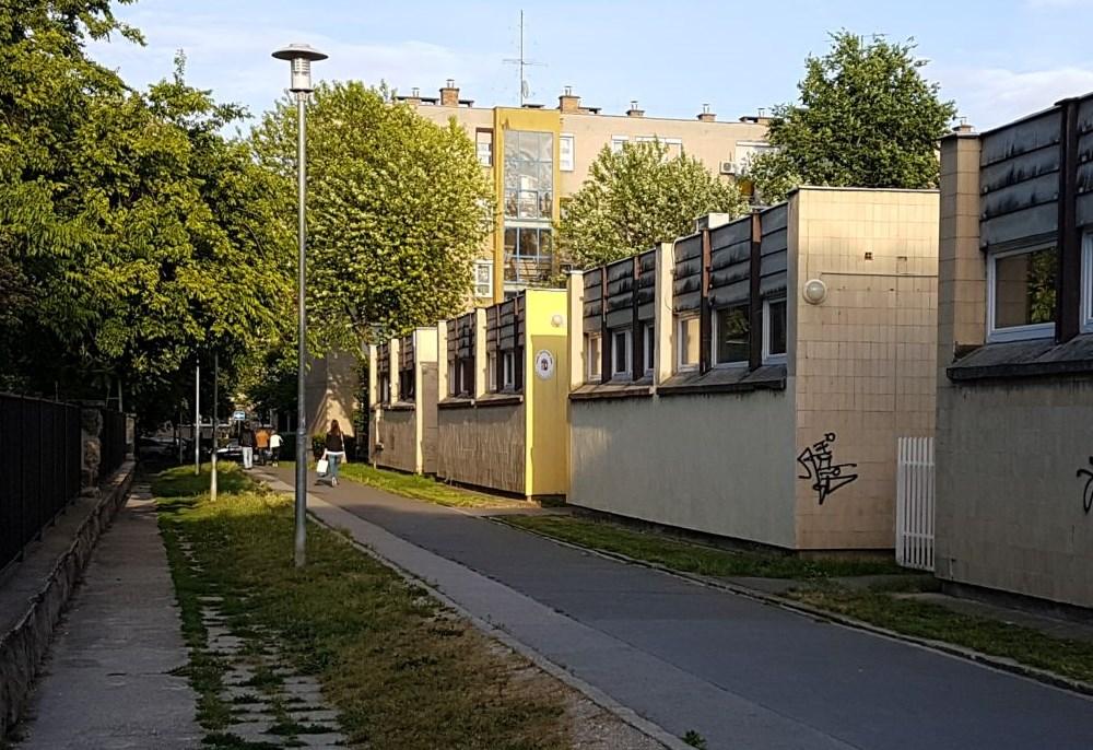 94. ábra: Mozgolódó Óvoda bejáratának előtere Javasolt fejlesztés Az Óvoda előtti szakasz forgalomtechnikai rendezése szükséges, bejárat közelében 3-5 P- vagy U-alakú kerékpártároló elhelyezését