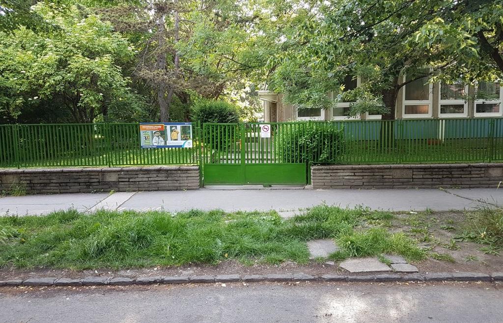 95. ábra: Mogyoróskert Bölcsőde Javasolt fejlesztés Javasoljuk a bejárat előtt a zöldterületen 3-5 db P- vagy U-alakú kerékpártároló telepítését az útpályáról történő megközelítés biztosításával