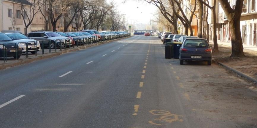 A kerékpársáv megfelelően működik, a szervízúton vezetett útvonal a parkoló mozgások miatt kedvezőtlenebb. Fejlesztés célja Városi főhálózat. 49.