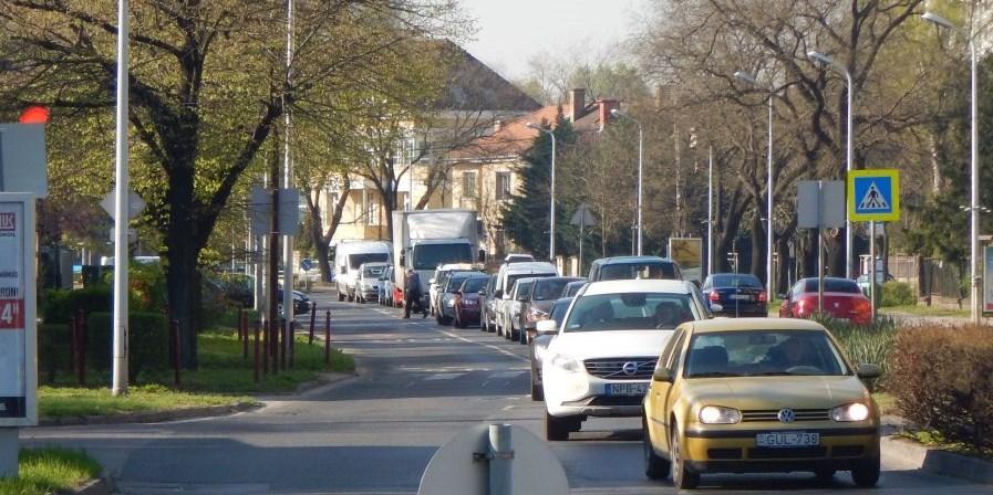 térig) kétoldali, egyirányú kerékpársávok kialakítása szükséges.
