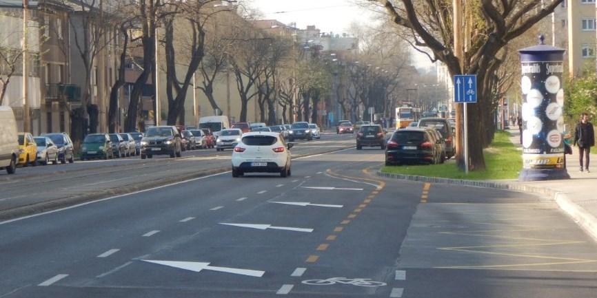 irányban a busz- és kerékpársáv kialakítását, vagy a buszsáv megszűntetése esetén önálló kerékpársáv kialakítását, a parkolás szabályozásával együtt pontos műszaki tartalom részletes tervezés során