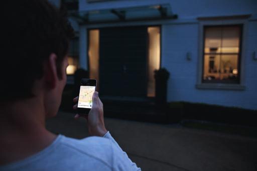 Hue white Állítsa be lámpáit egyszerűen és kényelmesen Okos vezérlés, otthon és a távolbó A Philips Hue ios és Android alkalmazások segítségével távezérelheti világítását, bárhol is tartózkodik.