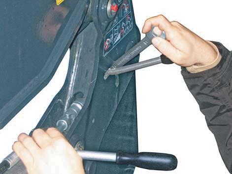 ÜZEMBE HELYEZÉS ÉS KEZELÉS 4.4.5 A homlokrakodó rögzít mechanizmusának beállítása VIGYÁZAT Törésveszély! A rosszul beállított rögzít mechanizmus miatt a homlokrakodó mozoghat az eszköztartókon.