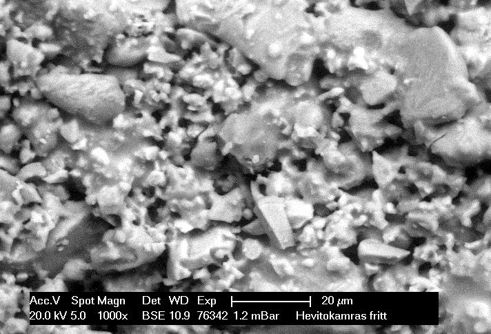 Vizsgálati eredmények és értékelésük 15. ábra: 28 C-ra visszahűtött hevítéses röntgenkamrás fritt minta SEM felvétele A 100 µm-nél finomabbra őrölt alapfritt szemcseméret eloszlását (16.