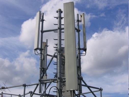 Bázisállomás-alrendszer Bázisállomás (BTS) egy vagy több elemi adó/vevő (elementary transmitter/receiver) Bázisállomás-vezérlő