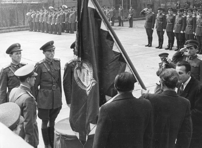 A 375 980/1951. BM számú rendelet a tanulásban kiválók és élenjárók megkülönböztetése a tűzoltó iskolákon tárgyában.