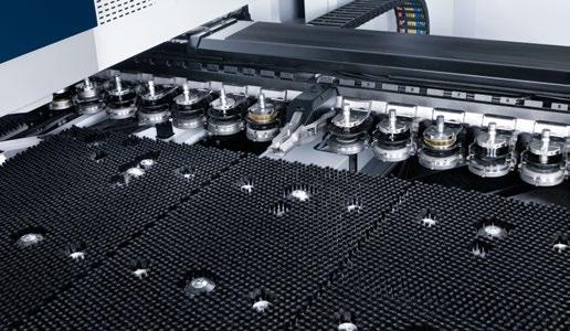 Percenkénti 900 löketes maximális stancolási sebesség. Kedvező költségű automatizálás. A SheetMaster Compacttal Ön kedvező költségekkel léphet be az automatizált stancolás világába.