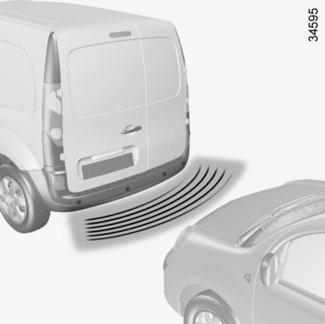 PARKOLÁST SEGÍTŐ RENDSZER (1/2) A berendezés működési elve A hátsó lökhárítóba épített ultrahangos érzékelők mérik a tolató jármű és a mögötte levő tárgy közötti távolságot.
