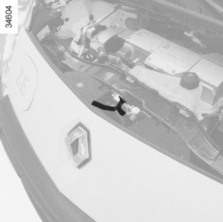 MOTORHÁZTETŐ (1/2) 2 Kinyitás 1 Húzza a kart 1 maga felé. Emelje meg a motorháztetőt néhány centiméterre és tolja el a kart 2 balra.