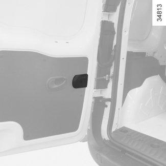 AJTÓK (3/5) 7 8 Hátsó szárnyasajtó Az ajtók nyitása kívülről Nyissa ki az ajtót és húzza meg a fogantyút 7. Az ajtók központi nyitásával kapcsolatban lásd az 1.