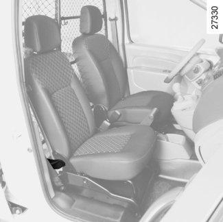 ELFORDÍTHATÓ ELVÁLASZTÓRÁCS 2 3 1 4 5 Az elválasztórács elfordítása Szüntesse meg az ülőrész rögzítését a kar 1 lehajtásával; emelje fel az utasoldali első ülés ülőrészét függőleges