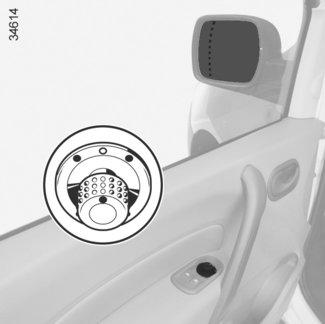 Ha kézzel behajtja a visszapillantó tükröket a menet közbeni helyzet visszaállítása előtt B először forgassa a gombot 2 helyzetbe D. Belső visszapillantó tükör A belső visszapillantó tükör állítható.